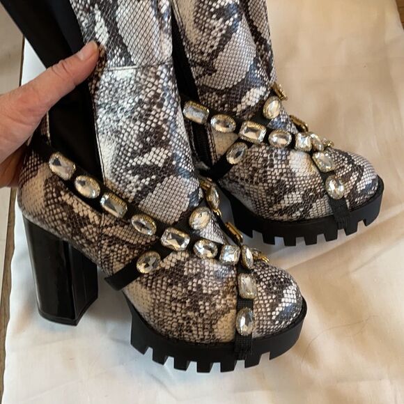 WILD DIVA SNAKESKIN MOTIF BOOTS.  NEW - Picture 2 of 8